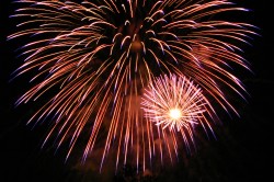 Fireworks_in_San_Jose_California_2007_07_04_by_Ian_Kluft_img_9618-250x166